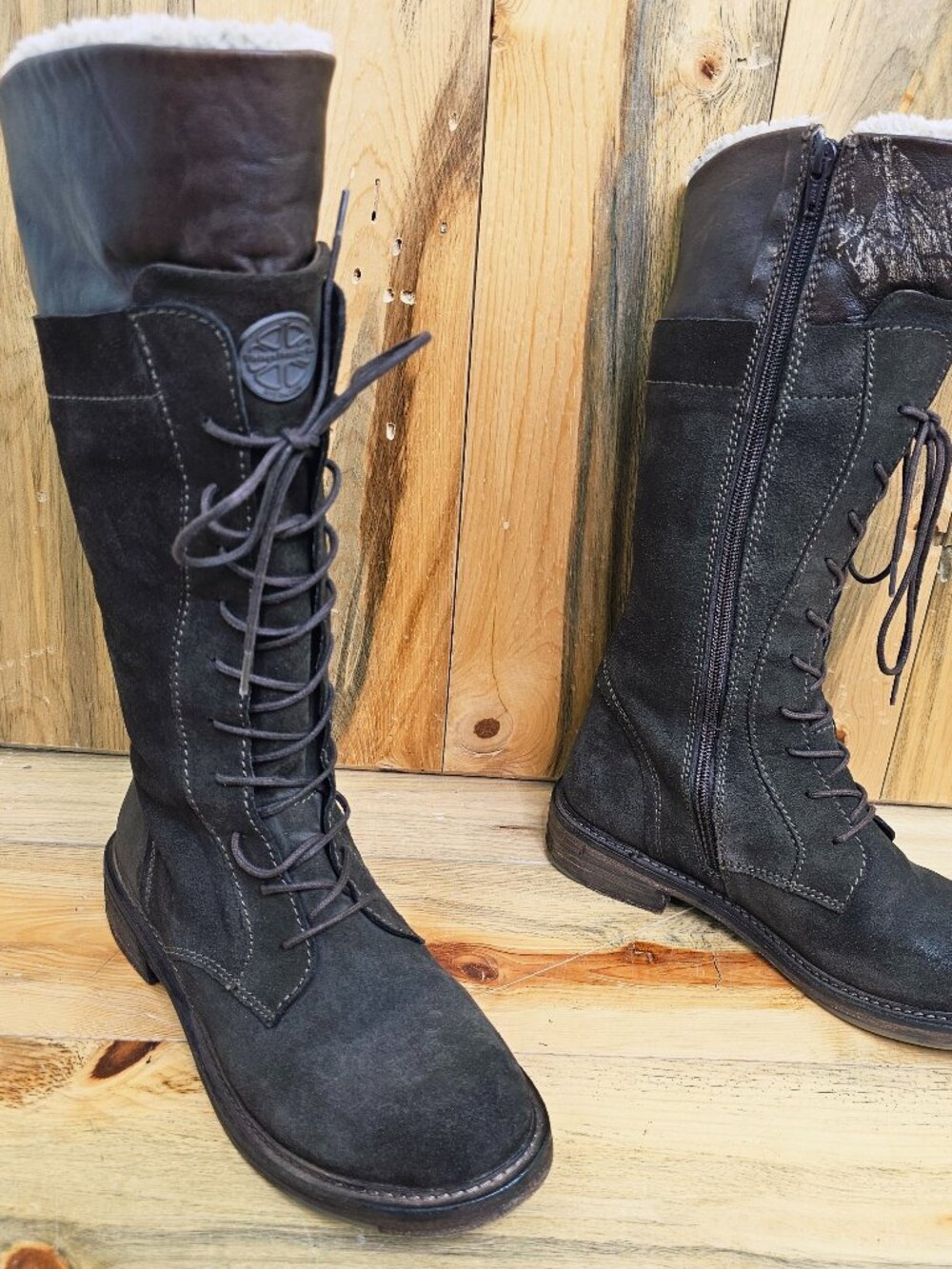 Vintage Foundry Lace-Up Winter Boots Size 8